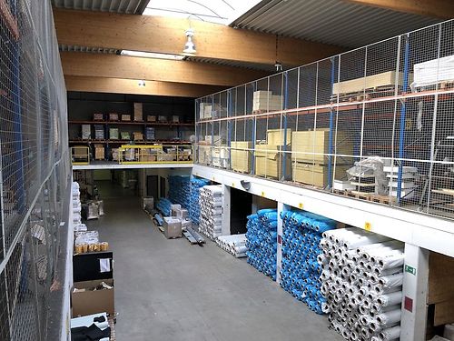 Magazijnen en kantoren in groot bedrijfsgebouw te Deinze