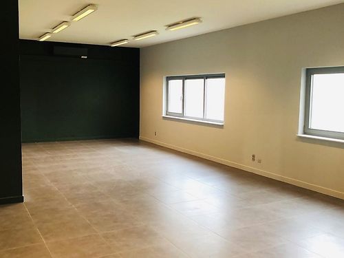 Bedrijfsgebouw met 10.000m² buitenruimte te Deinze