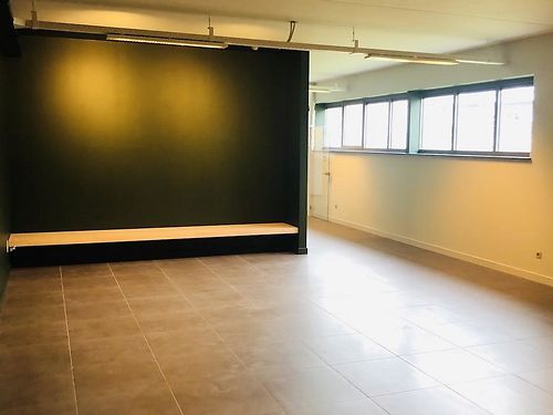 Bedrijfsgebouw met 10.000m² buitenruimte te Deinze