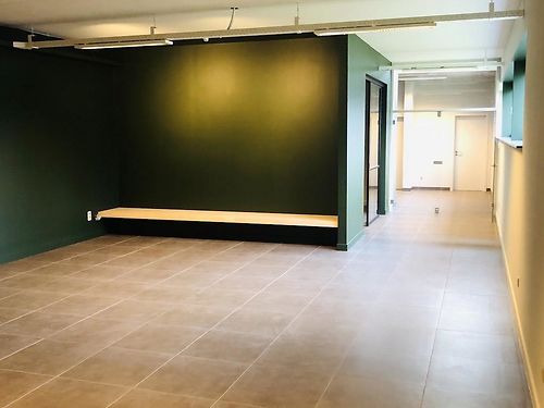 Bedrijfsgebouw met 10.000m² buitenruimte te Deinze