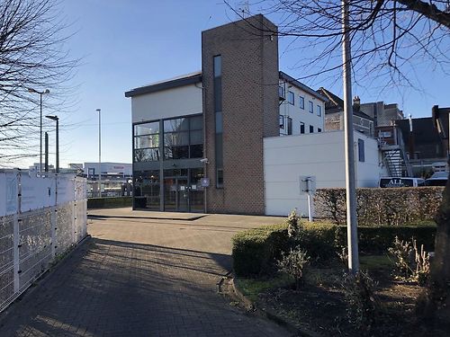 Vrijstaand kantoor langs de Brusselsesteenweg te Gentbrugge