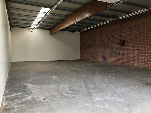 Bedrijfsgebouw op zichtlocatie te Wetteren