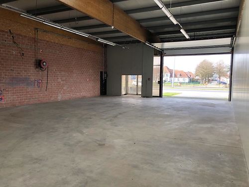 Bedrijfsgebouw op zichtlocatie te Wetteren