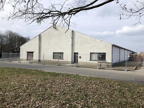VERHUURD: Opslagruimte naast E40 te Wetteren