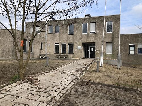 Opslagruimte met kantoren naast E40 te Wetteren