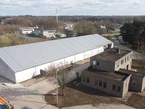 Opslagruimte met kantoren naast E40 te Wetteren