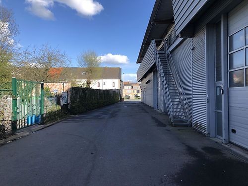 Opslagruimte met kantoren op zichtlocatie te Gent