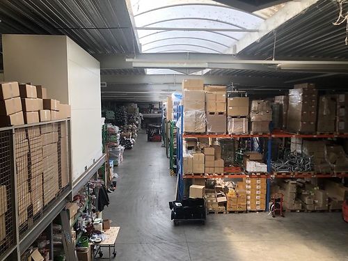 Magazijn met kantoren en buitenruimte te Herzele