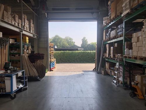 Magazijn met kantoren en buitenruimte te Herzele