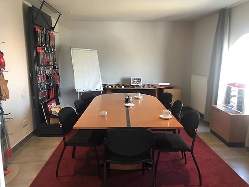 Magazijn met kantoren en buitenruimte te Herzele