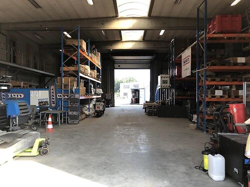 Magazijn met kantoren en buitenruimte nabij R4 en centrum te Gent