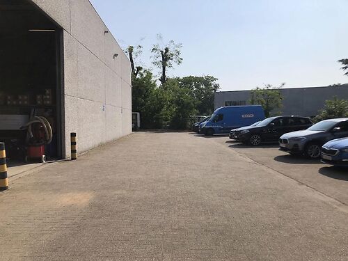 Magazijn met kantoren en buitenruimte nabij R4 en centrum te Gent