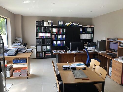 Magazijn met woning en kantoor te koop in industriezone te Lebbeke