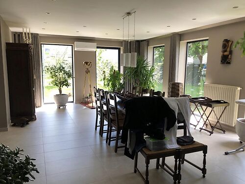 Magazijn met woning en kantoor te koop in industriezone te Lebbeke