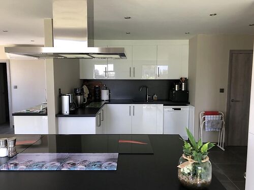 Magazijn met woning en kantoor te koop in industriezone te Lebbeke
