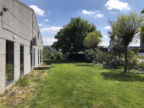 Magazijn met woning en kantoor te koop in industriezone te Lebbeke