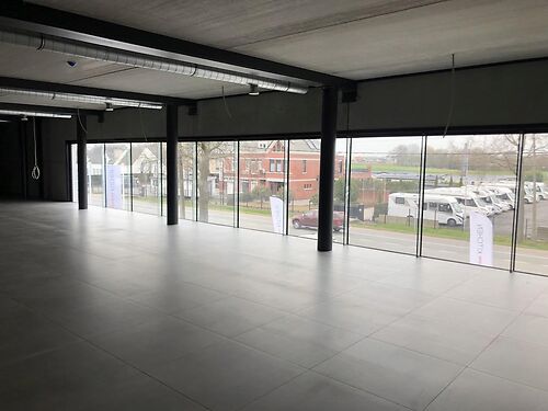 Magazijn te huur op commerciële ligging te Wetteren
