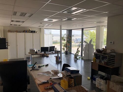 Recent bedrijfsgebouw in industriezone te Deinze
