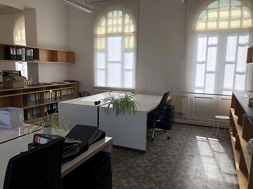 VERHUURD: Gerenoveerde kantoren nabij het centrum te Sint-Denijs-Westrem