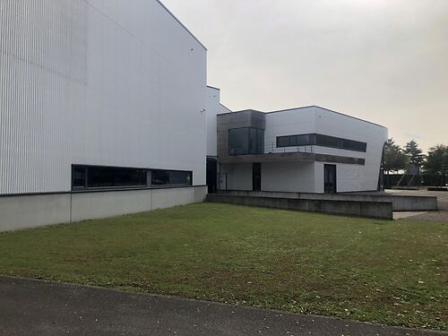 Magazijn met kantoren/showroom in industriezone te Temse