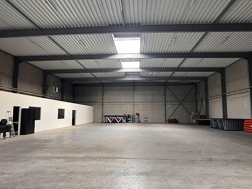 Magazijn (+ eventueel kantoor) in industriezone Grote Nest te Evergem