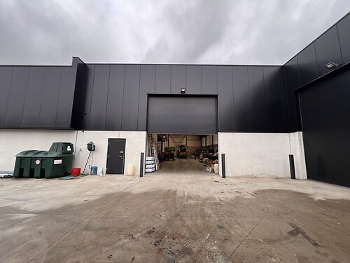 VERHUURD - Recent magazijn met kantoor in industriepark 'De Wallekens' te Laarne