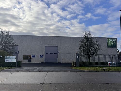 Magazijn (productiehal) met kantoren vlakbij de A10 te Oostende (Brugge)