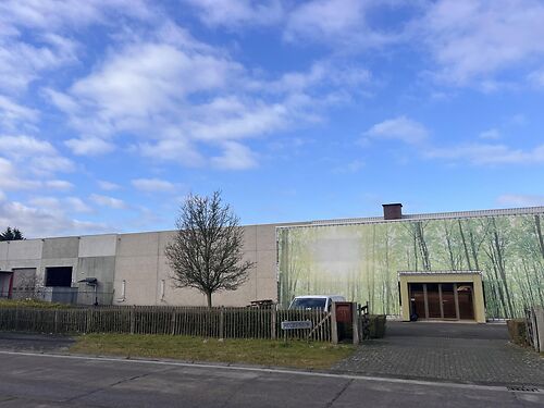 Magazijn (productiehal) met kantoren vlakbij de A10 te Oostende (Brugge)