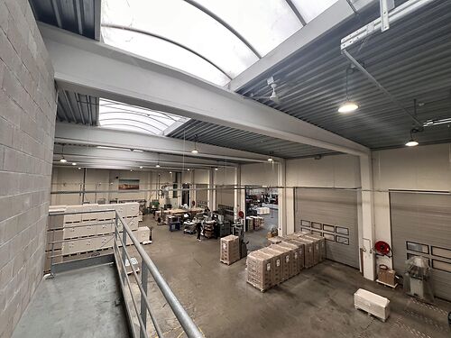 Magazijn (productiehal) met kantoren vlakbij de A10 te Oostende (Brugge)