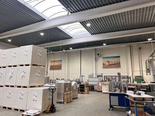 Magazijn (productiehal) met kantoren vlakbij de A10 te Oostende (Brugge)