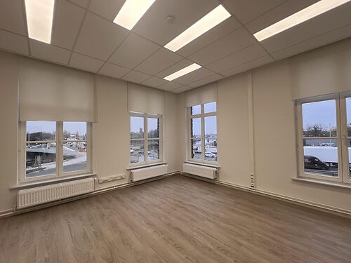 Lichtrijk kantoor vlakbij de Gentse haven en met vlotte verbinding via de R4 te Gent