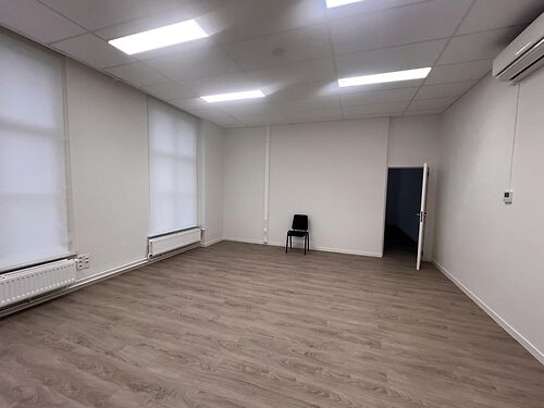 Lichtrijk kantoor vlakbij de Gentse haven en met vlotte verbinding via de R4 te Gent