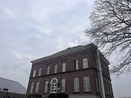 Lichtrijk kantoor vlakbij de Gentse haven en met vlotte verbinding via de R4 te Gent