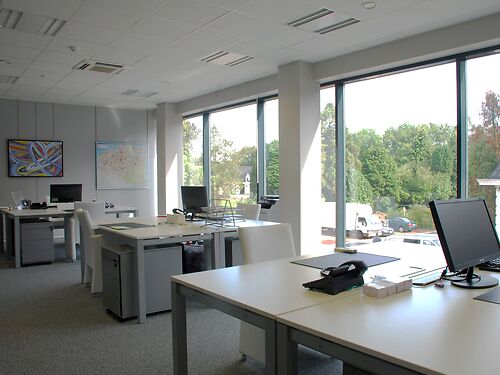 Kantoren in modern en rustgevend business-center te Melle, vlakbij de R4, E17 en E40