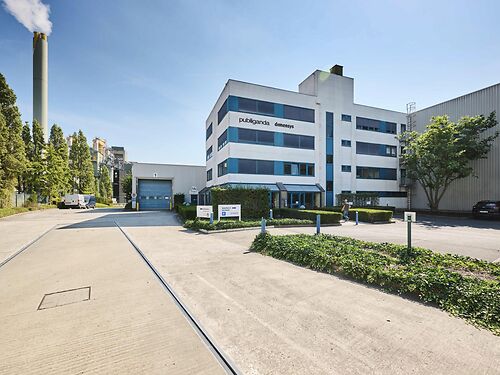 Magazijn met kantoor op uitstekende locatie vlakbij E40 en E17 te Gent - ruime parkeergelegenheid!