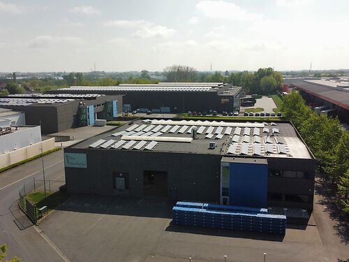 Magazijn met kantoor en buitenruimte in de Gentse haven, vlakbij de R4 te Desteldonk