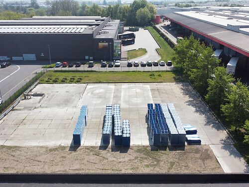 Magazijn met kantoor en buitenruimte in de Gentse haven, vlakbij de R4 te Desteldonk