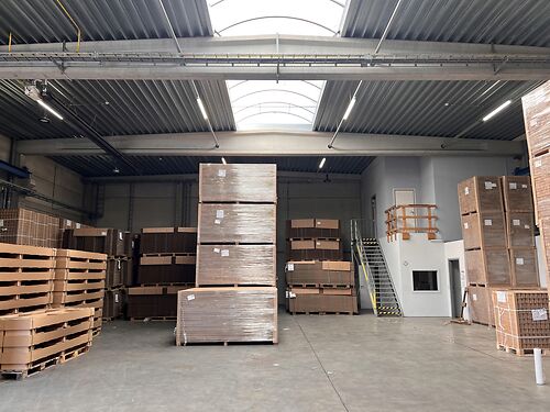 Magazijn met kantoor en buitenruimte in de Gentse haven, vlakbij de R4 te Desteldonk