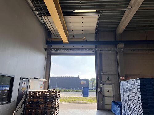 Magazijn met kantoor en buitenruimte in de Gentse haven, vlakbij de R4 te Desteldonk
