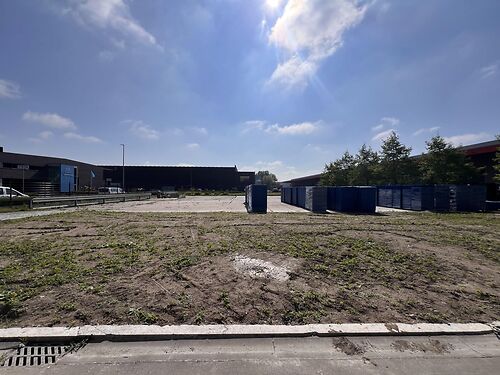 Magazijn met kantoor en buitenruimte in de Gentse haven, vlakbij de R4 te Desteldonk