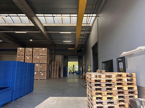 Magazijn met kantoor en buitenruimte in de Gentse haven, vlakbij de R4 te Desteldonk
