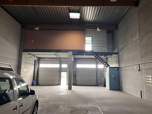 Magazijn met kantoor in "De Nest" te Evergem (Gent)