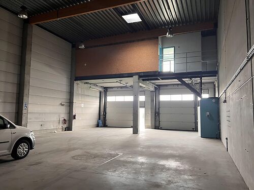 Magazijn met kantoor in "De Nest" te Evergem (Gent)