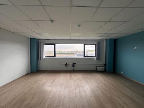 Magazijn met kantoor in "De Nest" te Evergem (Gent)