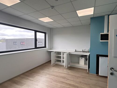 Magazijn met kantoor in "De Nest" te Evergem (Gent)
