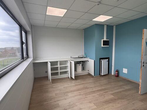 Magazijn met kantoor in "De Nest" te Evergem (Gent)