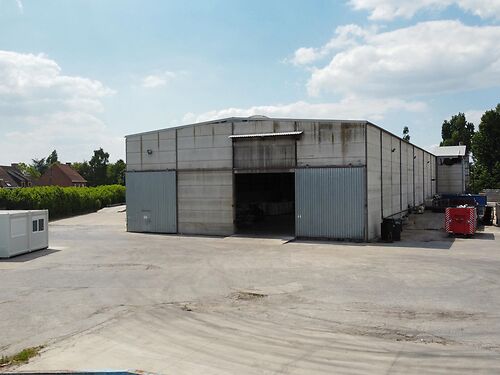 Magazijn met verhard buitenterrein vlakbij E17 en centrum van Waregem