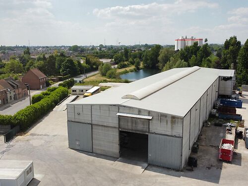 Magazijn met verhard buitenterrein vlakbij E17 en centrum van Waregem