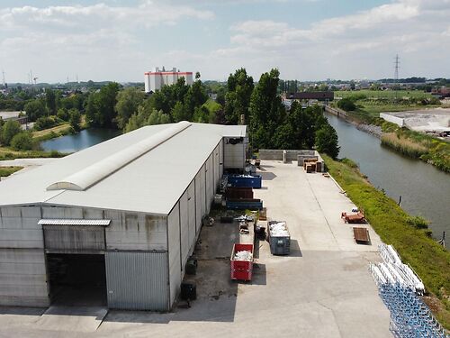 Magazijn met verhard buitenterrein vlakbij E17 en centrum van Waregem