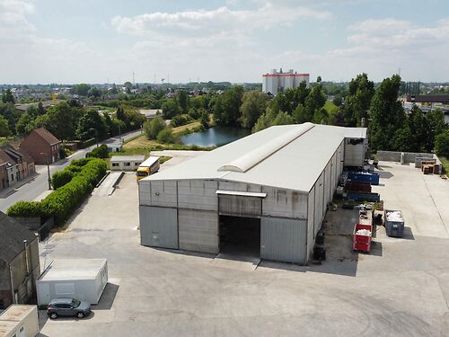 Magazijn met verhard buitenterrein vlakbij E17 en centrum van Waregem